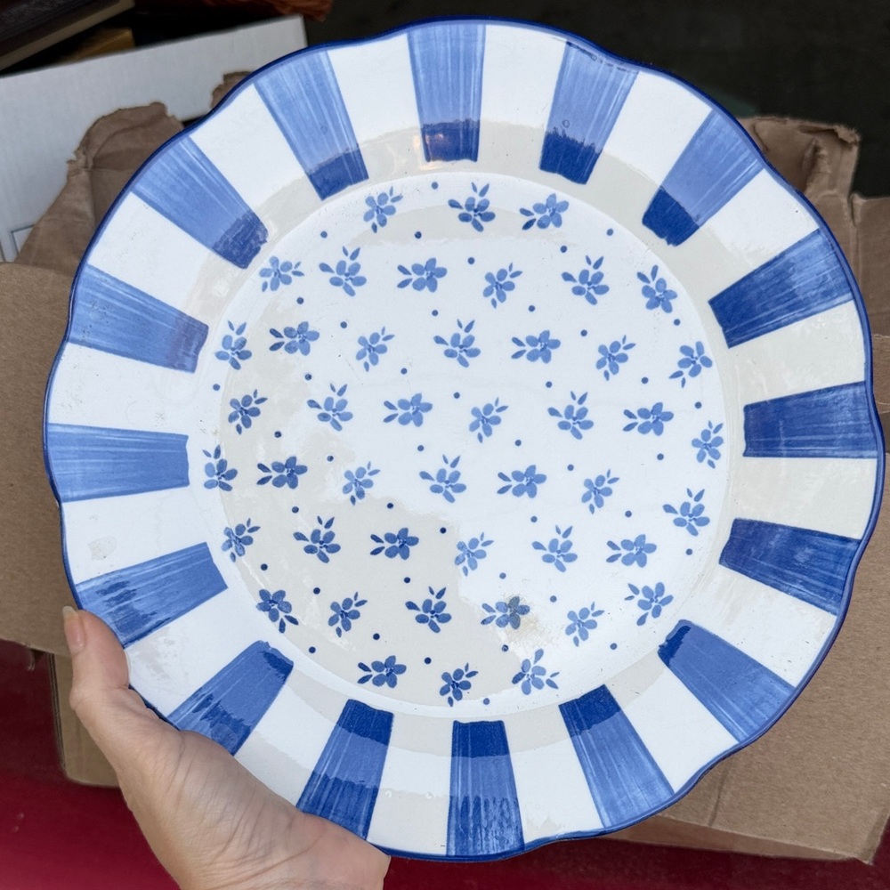 Set of 8 Blue and White Floral stripe  Dinner Plates BN